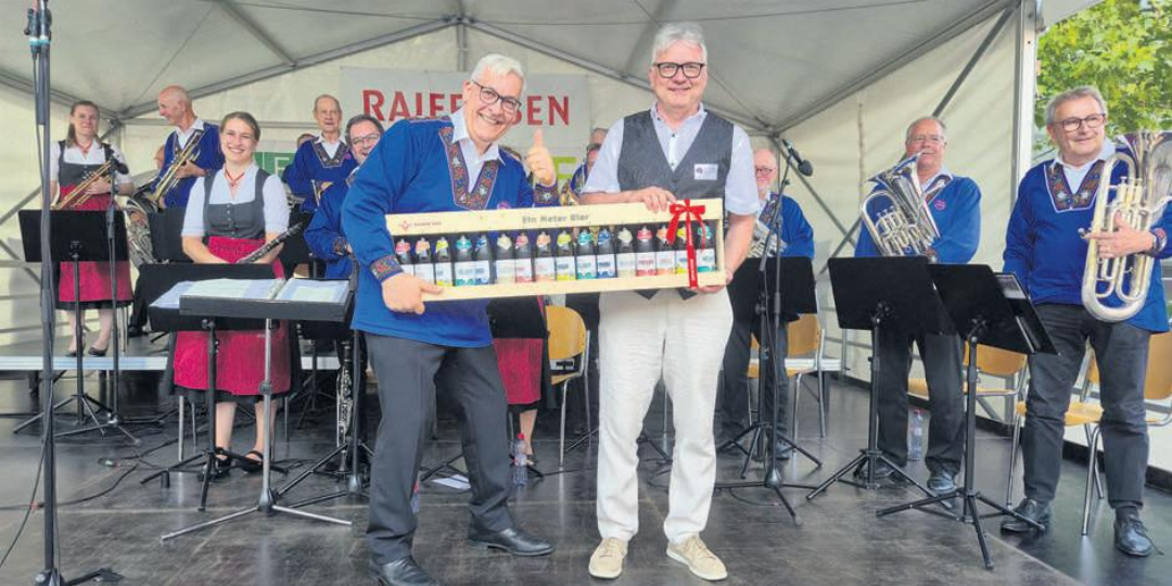 Die Freude ist gross, es ist gescha!t: Der musikalische Leiter der Buuremusig, Erich Andermatt, erhält den verdienten «Meter Hopfemandli» von OK-Präsident Eugen Erzinger. Fotos: hps Die Freude ist gross, es ist gescha!t: Der musikalische Leiter der Buuremusig, Erich Andermatt, erhält den verdienten «Meter Hopfemandli» von OK-Präsident Eugen Erzinger. Fotos: hps