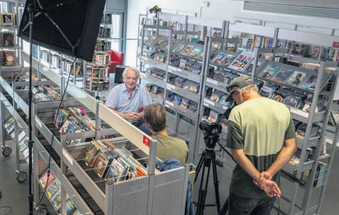 Die Bibliothek Baar bildete die Kulisse für Aufnahmen des Schweizer Fernsehens: Sportmoderator Marc Lüscher hat den in Baar wohnhaften Skiexperten Richard Hegglin interviewt. Foto: zVg Die Bibliothek Baar bildete die Kulisse für Aufnahmen des Schweizer Fernsehens: Sportmoderator Marc Lüscher hat den in Baar wohnhaften Skiexperten Richard Hegglin interviewt. Foto: zVg