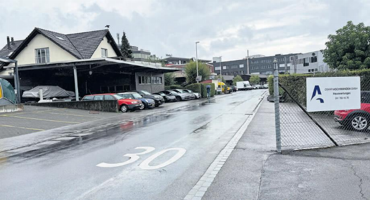 Die Beschränkung auf Tempo 30 in der Altgasse ist sehr dezent angebracht. Foto: mam Die Beschränkung auf Tempo 30 in der Altgasse ist sehr dezent angebracht. Foto: mam