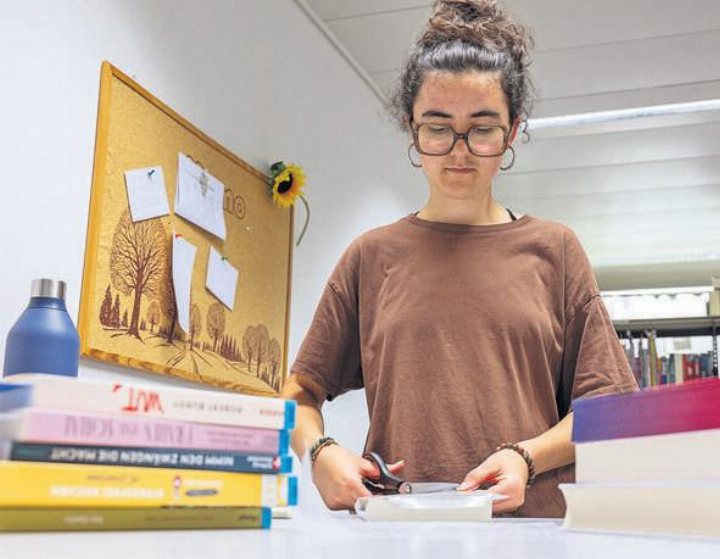 Das Folieren von Büchern ist eine der Aufgaben von Chloe Kundert. Foto: zVg Das Folieren von Büchern ist eine der Aufgaben von Chloe Kundert. Foto: zVg
