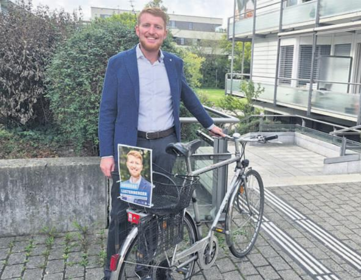 Andreas Lustenberger ist oft mit seinem Velo unterwegs, das derzeit auch als mobiler Wahlplakathalter seinen Dienst tut. Fotos: hi