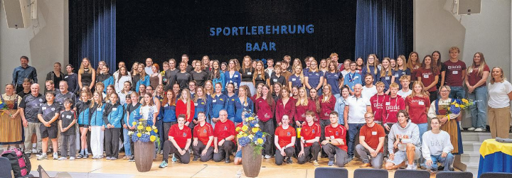 So viele nationale und internationale Medaillen: die Geehrten geniessen ihren Applaus. Foto: eb
