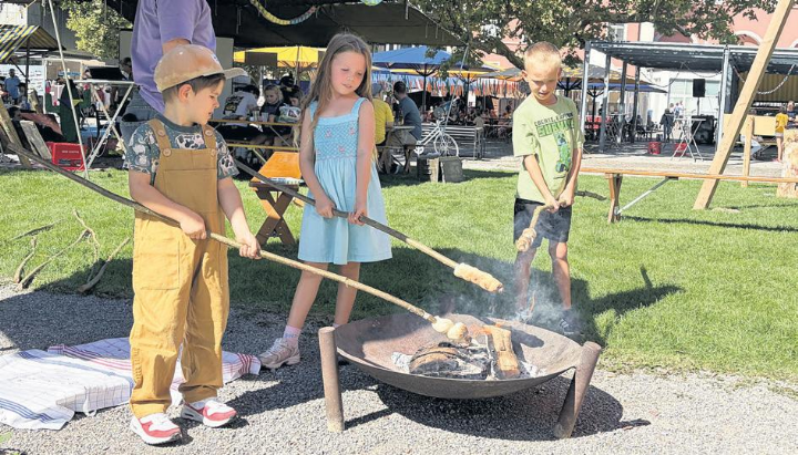 Das eigene Schlangenbrot bräteln, gehörte zum Pfadifest. Foto: fl
