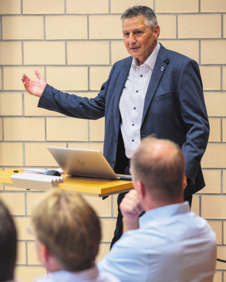 Matthias Bellwald, Gemeindepräsident von Blatten VS, berichtete am Unternehmerfrühstück vom 9. September über die Zukunft seines Dorfs nach dem verheerenden Bergsturz vom 28. Mai 2025.  Foto: zVg