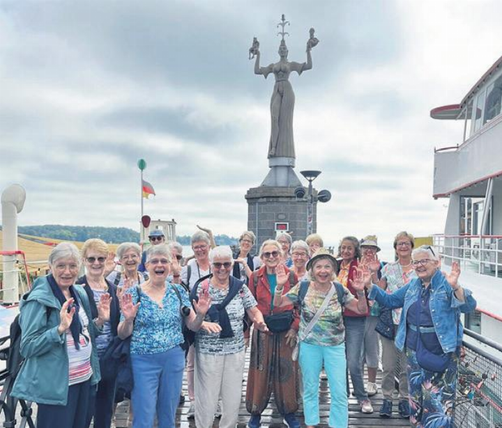 Die Turnerinnen vor der Statue Imperia im Hafen von Konstanz. Foto: zVg