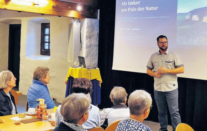 Hobby-Imker Beni Riedi vermittelte Faszination und Leidenschaft für seine Bienenvölker. Foto: zVg