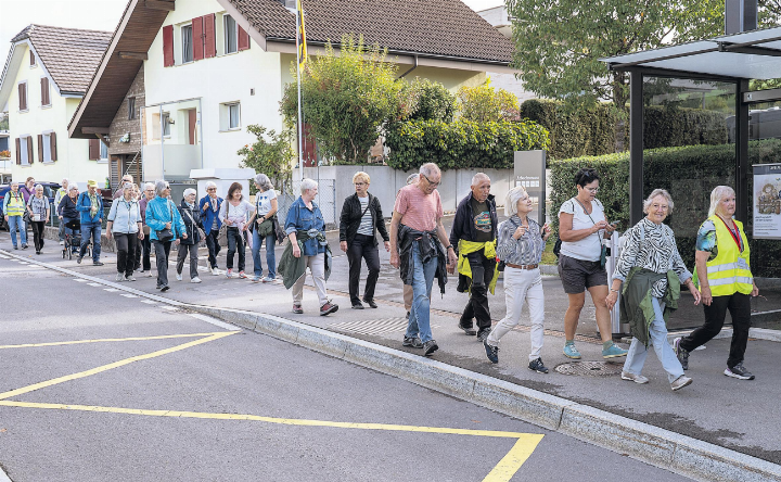 Am Freitag, 3. Oktober feierte das Projekt «Zämegolaufe» sein einjähriges Jubiläum. Auf der Jubiläumsrunde in Inwil mit anschliessendem Apéro waren rund 30 Seniorinnen und Senioren dabei. Im ersten Jahr wurden insgesamt 5162 Kilometer gelaufen. Foto: zVg