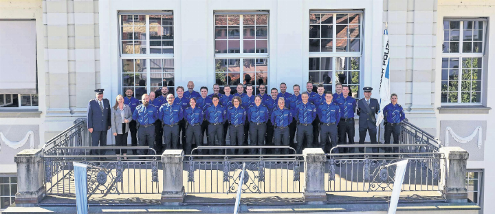 Fünf Frauen und 23 Männer wurden als neue Zuger Polizeiangehörige in die Pflicht genommen. Foto: zVg