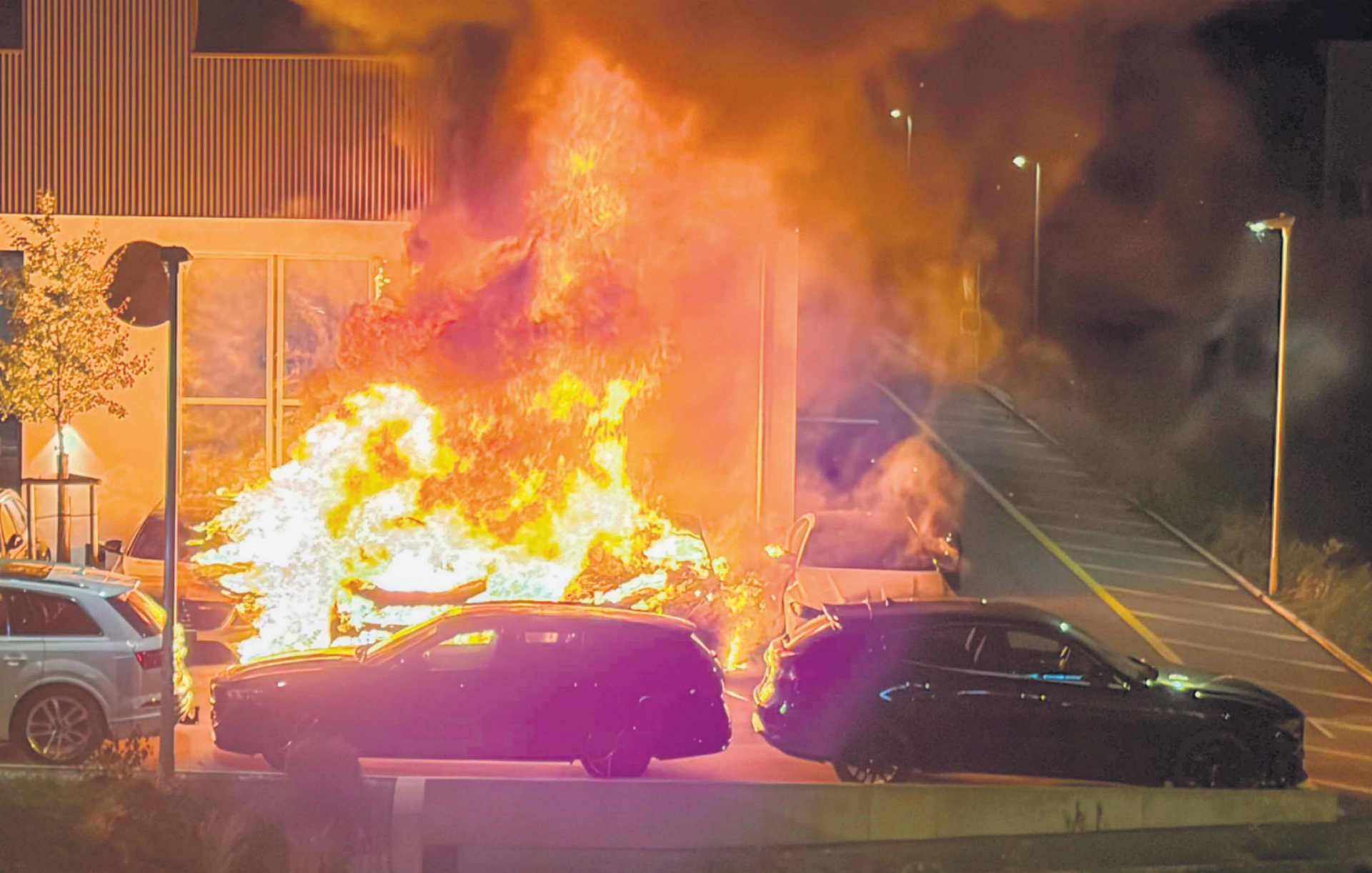 Vier Fahrzeuge ausgebrannt: 53 Feuerwehrleute im Einsatz - Das Bild wird blockiert. – Möglicherweise durch einen aktiven Adblocker.