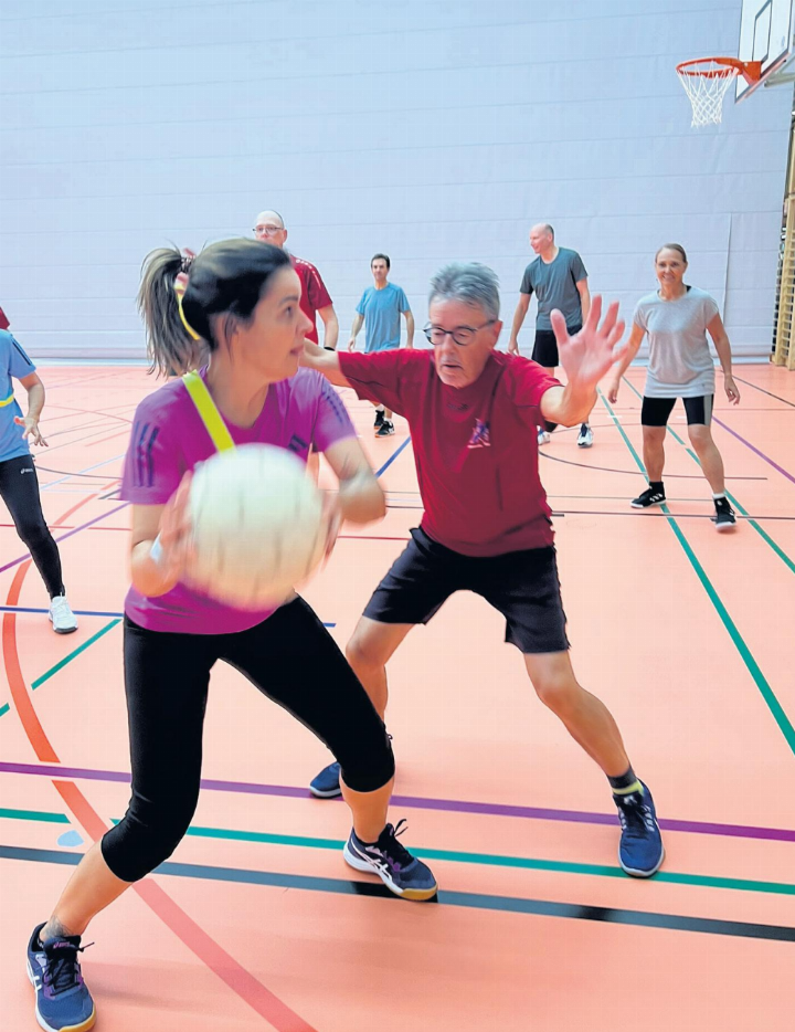 Die Abwurfhaltung, um einen gültigen Korb zu erzielen, wurde geübt. Foto: zVg