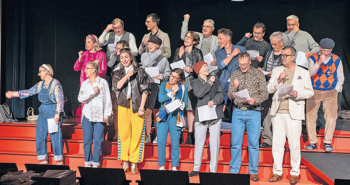 Der Gesamtchor probt die Baarer Hymne. Fotos: eb