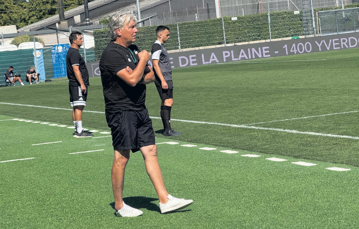 Der Baarer Martin Andermatt stand im Stade Municipal in Yverdon an der Seitenlinie. Der 64-Jährige hat in seinem Leben schon die verschiedensten Jobs bekleidet. Beim Yverdon-Sport FC startete er 2025 als Sportchef. Foto: mam