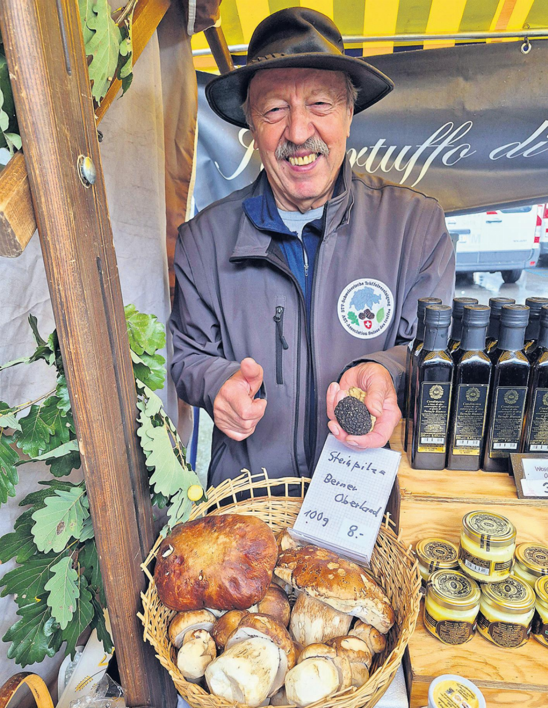Tiziano Dugaro aus Biel hat nicht nur schöne Trüffel, sondern auch prächtige Steinpilze aus dem Bernbiet im Angebot. Tiziano Dugaro aus Biel hat nicht nur schöne Trüffel, sondern auch prächtige Steinpilze aus dem Bernbiet im Angebot.