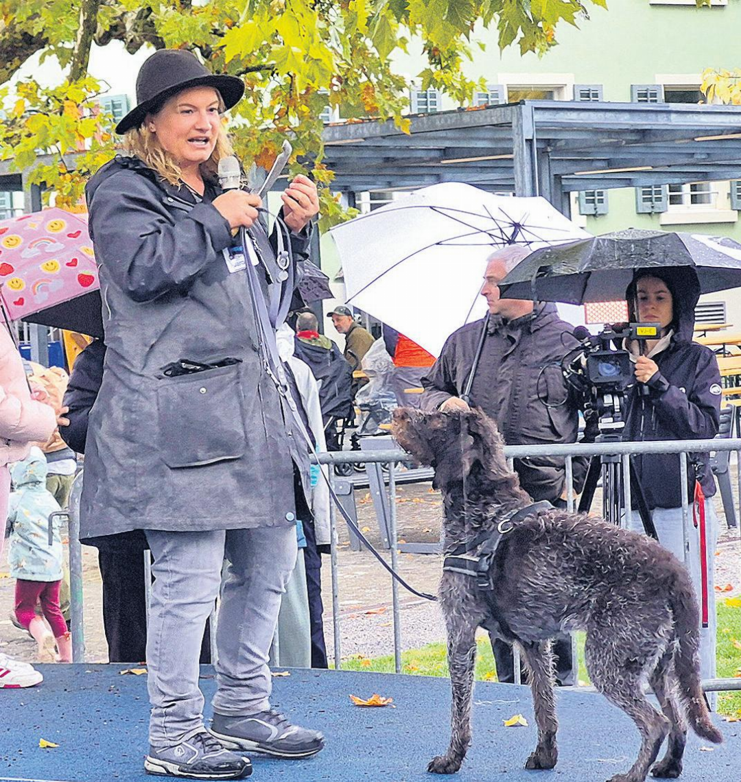 Carolina Jaroch lässt sich vom Regen nicht beirren und zeigt mit ihrer Hündin Jana, wie ein Hund das Apportieren von Trüffeln lernen kann. Carolina Jaroch lässt sich vom Regen nicht beirren und zeigt mit ihrer Hündin Jana, wie ein Hund das Apportieren von Trüffeln lernen kann.