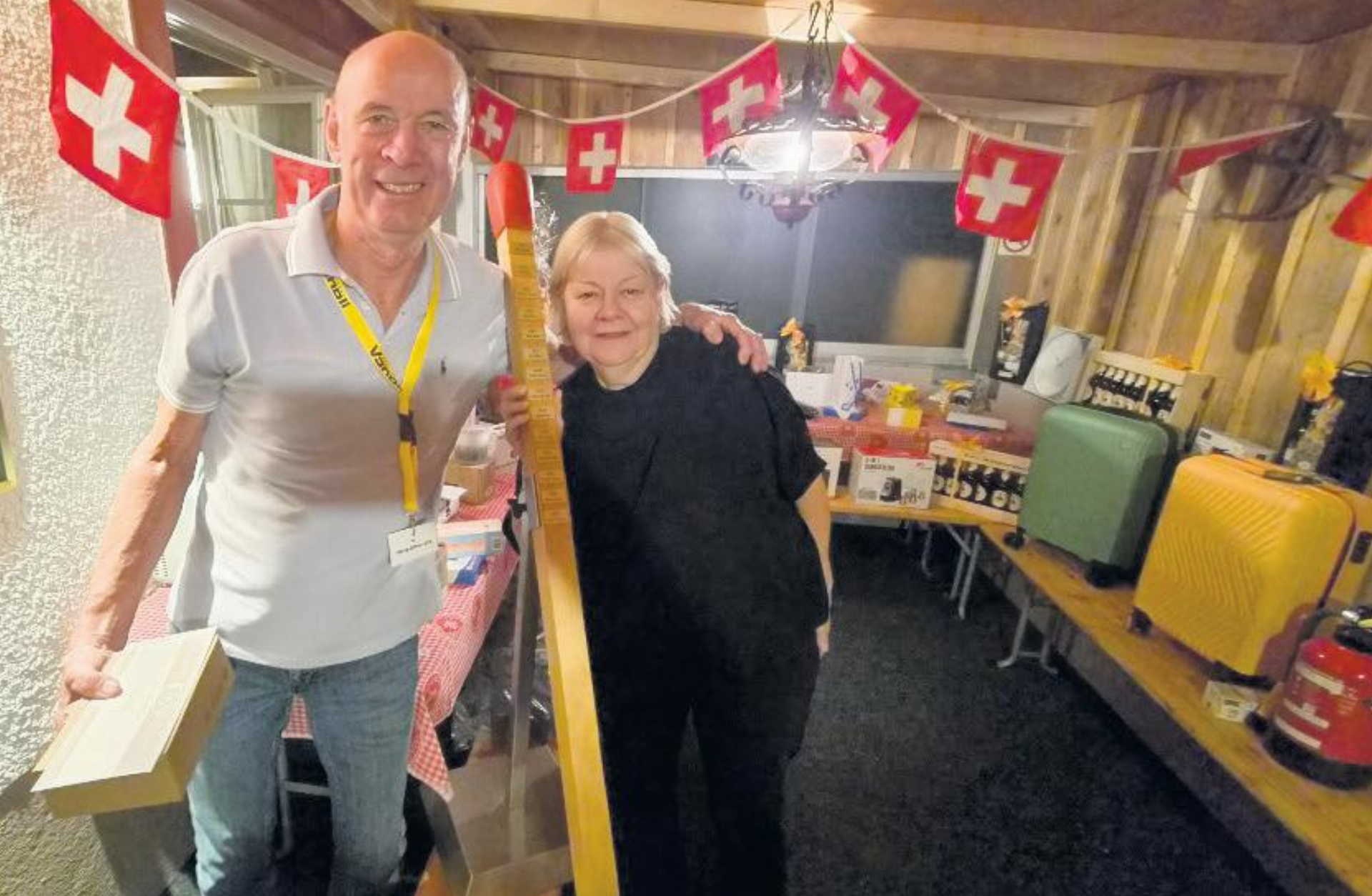 Der Schweizer Meister im «Hölzle», Urs Hengartner, mit Gastgeberin Renata Schönbächler vor dem Gabentempel. Foto: zVg - Das Bild wird blockiert. – Möglicherweise durch einen aktiven Adblocker.