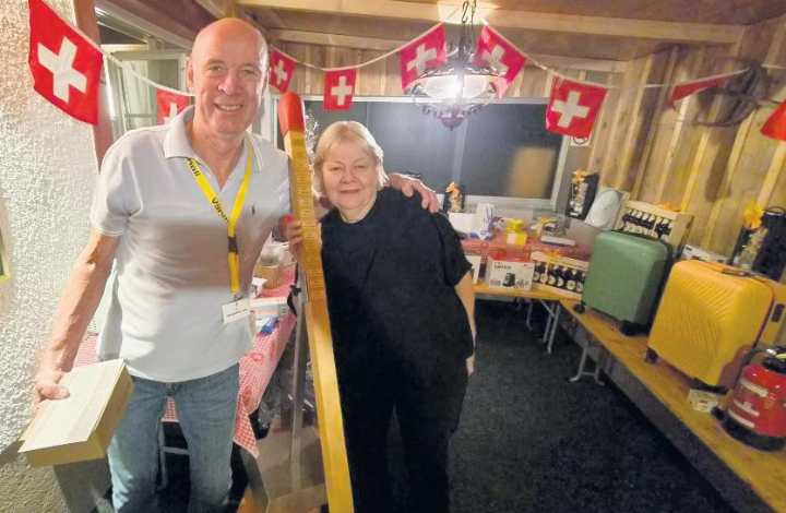 Der Schweizer Meister im «Hölzle», Urs Hengartner, mit Gastgeberin Renata Schönbächler vor dem Gabentempel. Foto: zVg